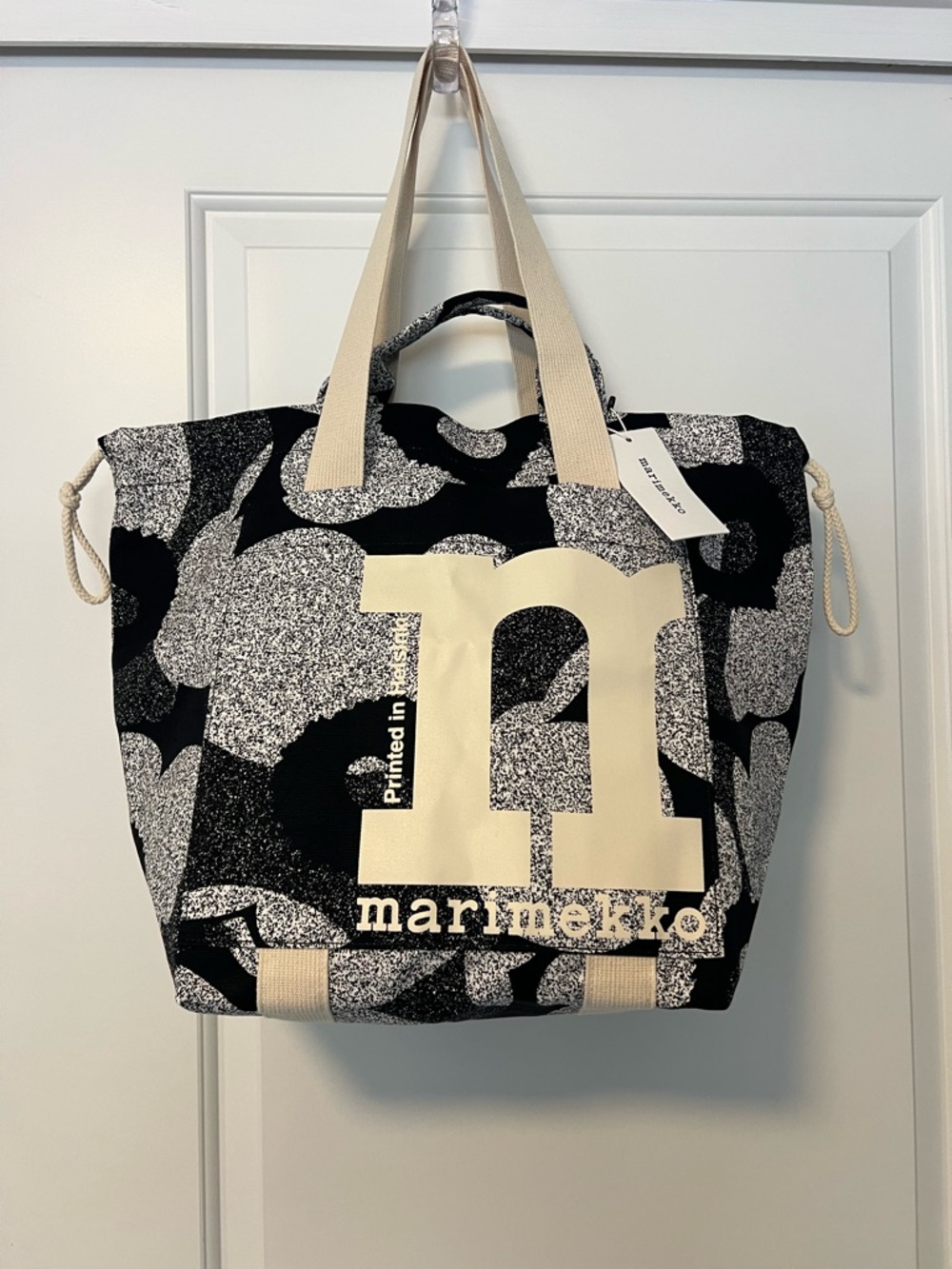 Marimekko: Mono City Heavyweight Canvas Tote Unikko - black/ off-white - Picture 3 of 8
